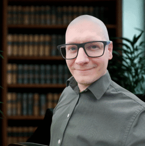 Szabolcs_smile_bookshelf_backdrop